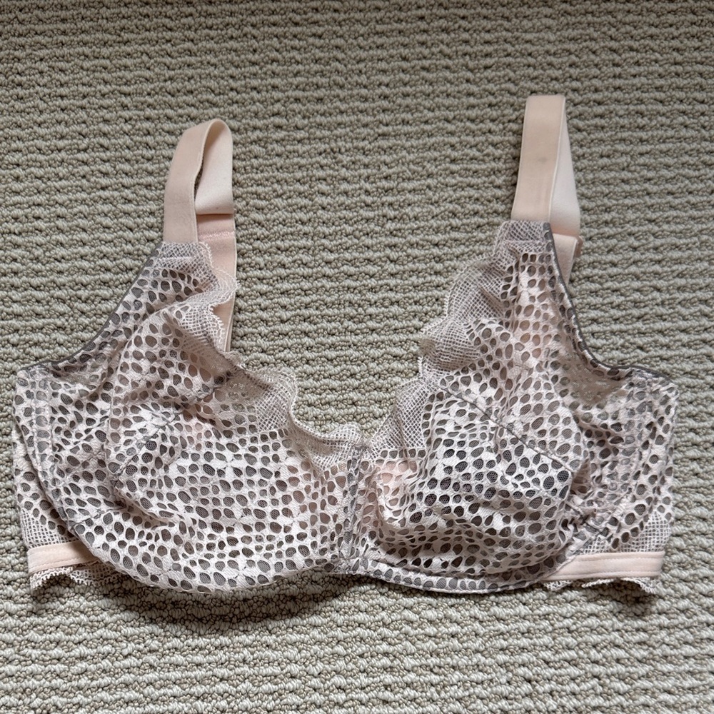 Victoria's Secret Lace Bra in Cream and Black